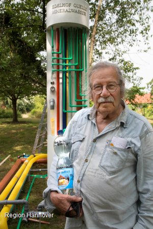Siegfried Neuenhausen prsentiert seine limitierte Mineralwasser-Kunstedition