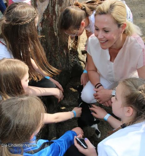 Ex-First Lady Bettina Wulff ldt Jugend in den Serengeti-Park ein