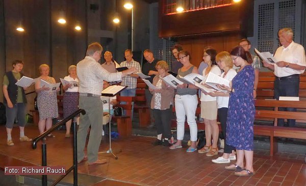 Der Chor bei der Probe in der  Kirche Christi Verklrung in Kln Heimersdorf