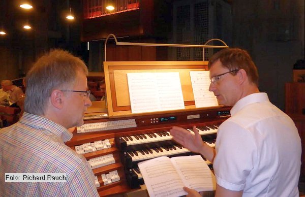 Ulrich Riedl (l.) und Robert Gandor am Spieltisch der Klais Orgel in der  Kirche Christi Verklrung