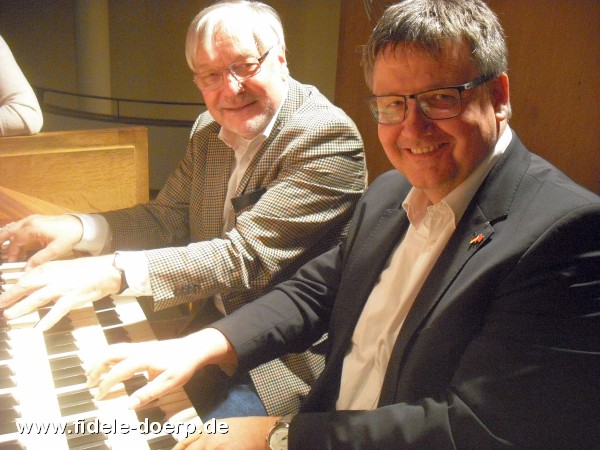 Bezirksbrgermeister Andreas Markurth (r.) zusammen mit Winfried Dahn (l.) am Spieltisch der Lobback-Orgel bei einer Orgelfhrung (Foto: Oliver Nthel)