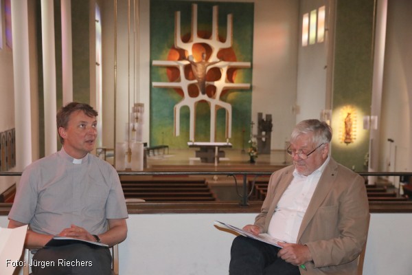 Pfarrer Thomas Berkefeld und Winfried Dahn (v.l. / Foto: Jrgen Riechers)