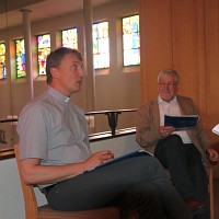 Pfarrer Thomas Berkefeld und Winfried Dahn (v.l. / Foto: Jürgen Riechers)