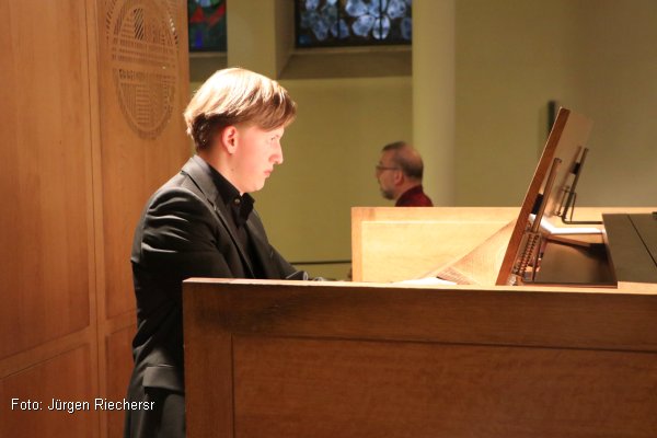 Aaron Triebler an der Lobback-Orgel (Foto: Jrgen Riechers)