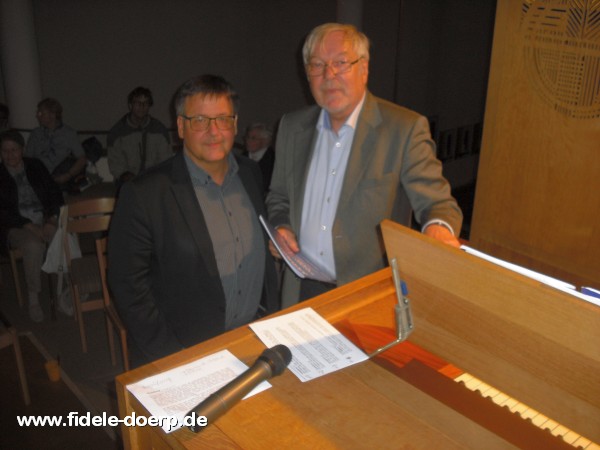 Bezirksbrgermeister Andreas Markurth und Organist Winfried Dahn (v.l.)