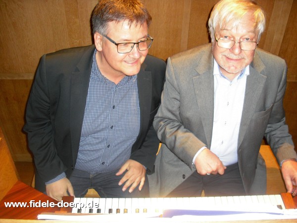 Bezirksbrgermeister Andreas Markurth und Organist Winfried Dahn an der Lobback-Orgel