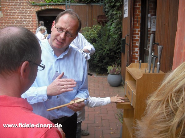 Orgelbaumeister Georg Schloetmann erklrt das Prinzip der Pfeifenorgel