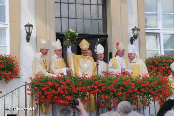 Habemus Pontificem - Bischof Heiner grt vom Balkon (Foto: Thilo Wendel)