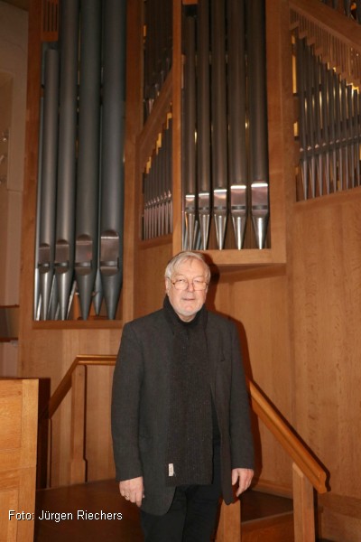 Winfried Dahn vor der Lobback-Orgel (Foto: Jrgen Riechers