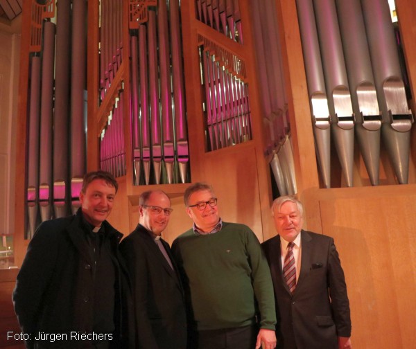 Pfarrer Thomas Berkefeld, Propst Martin Tenge, Regionsprsident Hauke Jagau und Winfried Dahn (Leiter 'Musik in St. Augustinus')