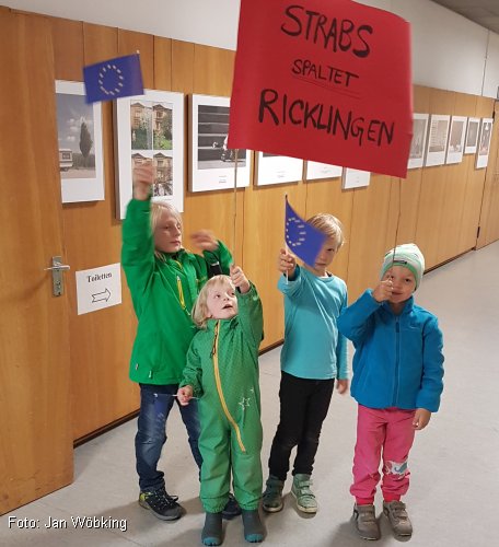 Protest gegen die Strabs-Beitragspflicht des Stichweges in der Gredelfeldtstrae vor der Bezirksratssitzung am 16.05.2019 (Foto: Jan Wbking)