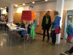 Protest gegen die Strabs-Beitragspflicht des Stichweges in der Gredelfeldtstrae vor der Bezirksratssitzung am 16.05.2019