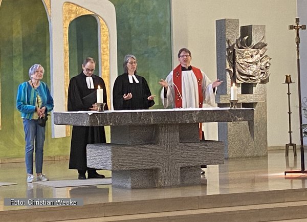 Am Altar in St. Augustinus (Foto: Winfried Dahn)