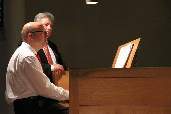 Alexander Kuhlo am Spieltisch der Lobback-Orgel (04.09.2020)