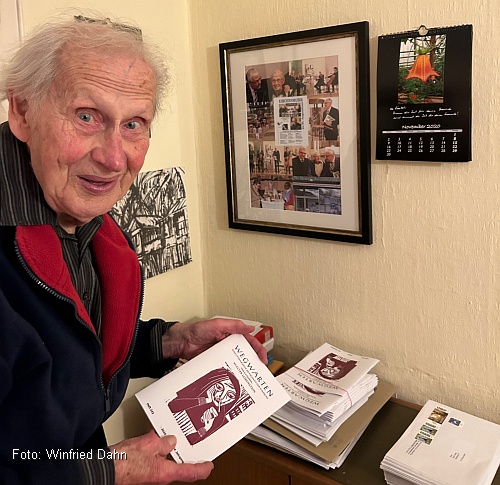 Walter Lobenstein mit der 243. Ausgabe der WEGWARTEN (Foto: Winfreid Dahn)