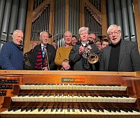 Volker Hartman (l.), Winfried Dahn (r.) zusammen mit dem Posaunenchor St. Thomas vor der Lobback-Orgel (Foto: Christa Dahn)