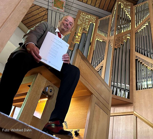 Alexander Kuhlo am Spieltisch der Lobback-Orgel (Foto: Winfried Dahn)