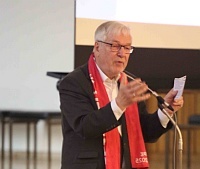 Winfried Dahn, Leiter der Konzertreihe, begrt und fhrt in das Konzert ein