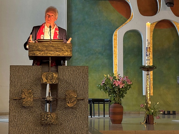 Bürgermeister Thomas Klapproth begrüßt die Anwesenden