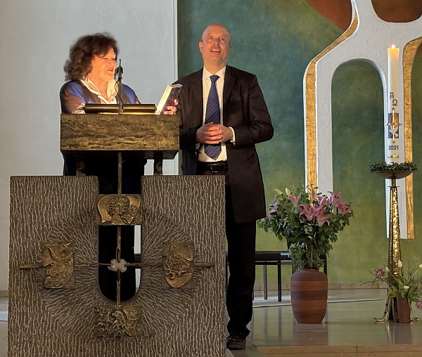 Michaela Michalowitz, Stellv. Regionspräsidentin, überreicht dem Künstler ein Gastgeschenk