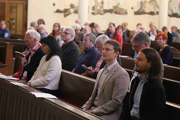 Das Publikum hrt interessiert der Bruckner-Auffhrung zu