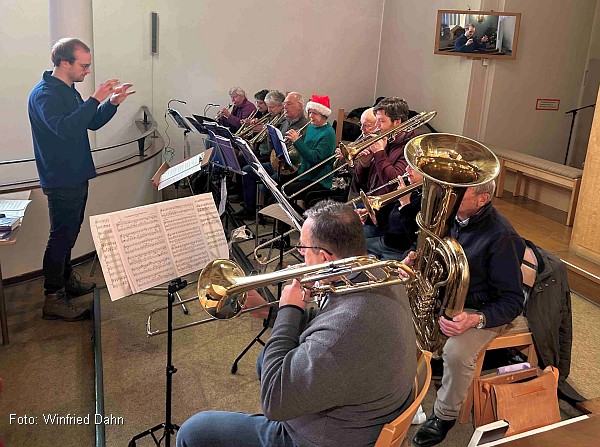 Johannes Opp und der Posaunenchor St. Thomas (Foto: Winfried Dahn)