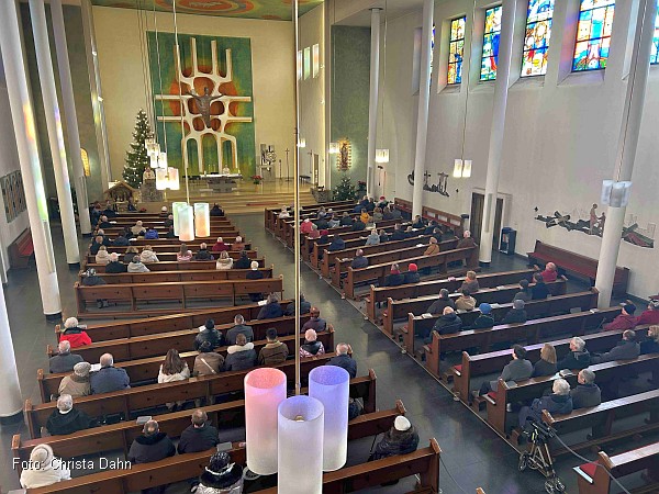 Die singende Gemeinde (Foto: Christa Dahn)