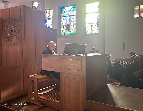 Winfried Dahn im Zusammenspiel mit dem Posaunenchor (Foto: Christa Dahn)