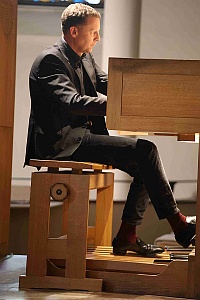 Prof. Thomas Lennartz an der Lobback-Orgel (Foto: Michael Galle)